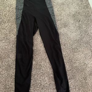 Athletic leggings with pockets